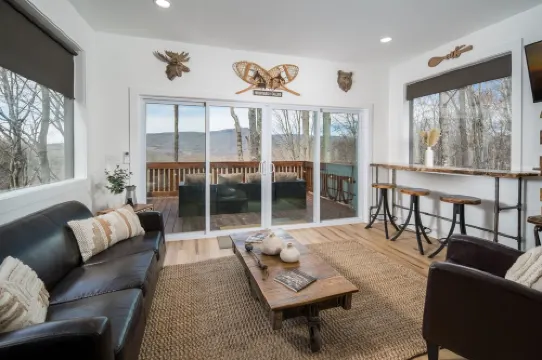 Tranquil & Stylish ~ Near Skiing ~ Hot Tub ~ Views