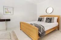 The Studio @ Latitude 34: Beachside Bliss - Surf, Hike, Relax