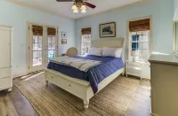 Spacious 3bed/2.5bath home with included golf cart, Hot Tub, 15min walk to beach