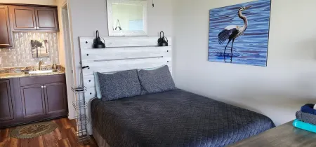 Studio condo with amazing water views, short walk to the beach