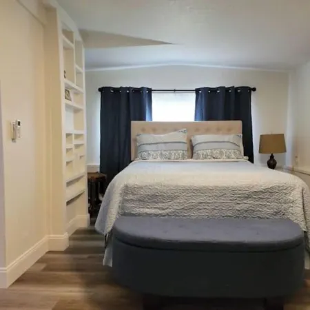 Cocoa Village Hideaway - 1 Bedroom/1 Bath Walk to Riverfront and Restaurants