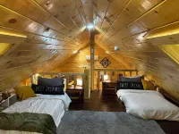 The Lucky Lodge: Hot Tub! New Build, 11 Miles to Natural Bridge