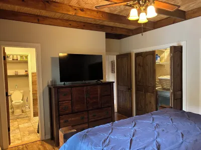 Charming 2-bedroom chalet with AC and WiFi in Caledonia 골든 트라이앵글 지역공항 주변 호텔