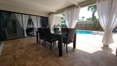 Designer House Heated Pool 3 mi. from the Beach & Downtown