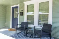 Waco family stay w/ pickle ball court