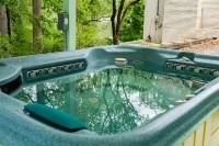 NEW Colorful Cottage + Hot Tub + Pets + 15 min to LAKE