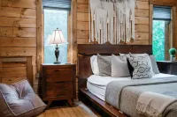 Modern 4BR Cabin w easy access, hot tub & a view!