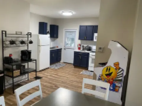 A great stay, close to Spire, GOTL, & Wineries....King Bed! 杰尼瓦酒店