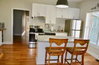 Cottage on Main - 357 Hotels in Forest City