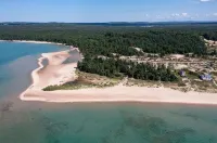 Lake Michigan Beachfront, Remodeled, close to Tunnel of Trees and Harbor Springs Hotel a Emmet County