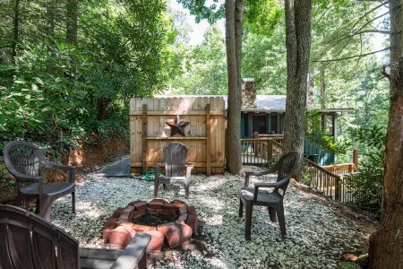 The Tree House, Vintage Mountain Retreat