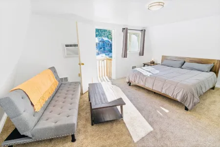 White Pass Wonder - Hot Tub, Wifi, Wood Stove Отели рядом с достопримечательностью «La Wis Wis Campground»