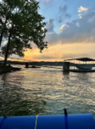 Honey Creek Getaway Waterfront Cottage - Close to town & Boat Ramp! Sleeps 10+