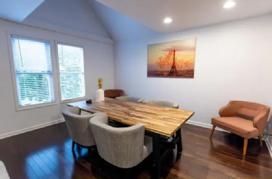 Large, modern 2 bedroom in the heart of Forest Park Отели в г. 