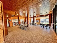 Newly Remodeled Fireplace Studio Ski-in/Ski-Out Condo-Balcony, Pool & Hot Tub
