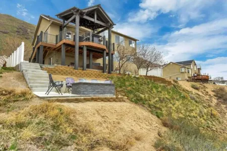 Ski Retreat with Hot Tub & 360 Views of SLC from 5bd 4ba in Draper, 100% 5 Stars