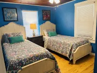 Bohemian Bike 2-BR Cottage in Downtown Inverness