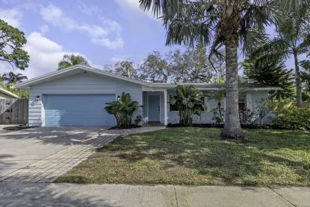 Fun! 4 Bedroom, 7 Beds - Pool Playground Game Room Putting Green in Clearwater! Отели в г. Ларго