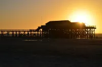 90 sqm sunny apartment with garden use Hotels in Vollerwiek