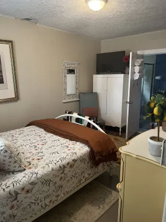 🌻Perfect Location! Walk to Caverns-Fire Pit, ScreenPorch, Patio, Deck & HOT TUB!