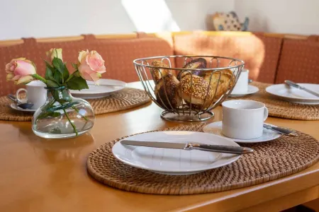 Cozy rustic Nurdachhaus Am Yachthafen, particularly suitable for dogs. Отели в г. Харлезиль