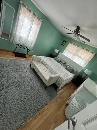 Home away from home Отели рядом с достопримечательностью «Парк Скотт»