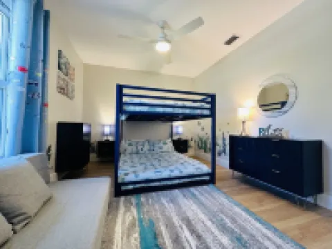 Your Perfect Westcoast Vacation Getaway12 guests, Pool, A beautiful deck!!! Hoteles en Whitfield