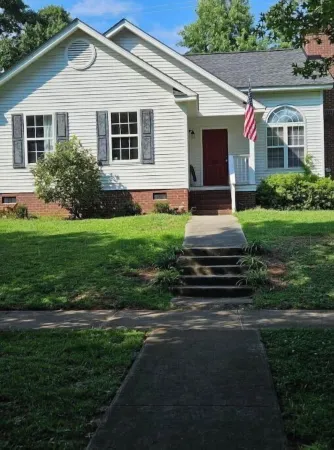 Cozy Home by downtown Columbia. 4 miles from USC Campus, Fort Jackson, Stadium Отели рядом с достопримечательностью «Ривербанкс Зу энд Гарден»