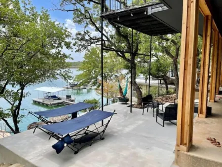 Lakehouse front property swim off pier!