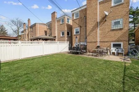 Spacious, Sunny and Clean Apartment 25 min from Downtown Chicago