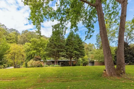 Smoky Mountain Riverfront Lodge: 4 Bedrm on the Tuckaseegee River in Sylva NC Отели в г. Каллоухе