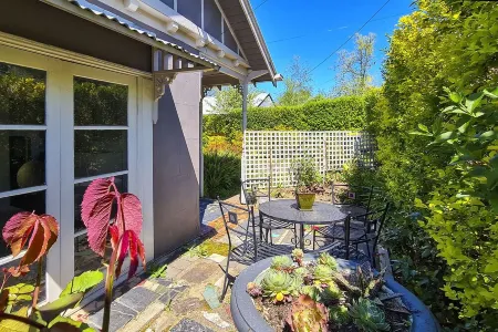 CROFT COTTAGE near Hepburn Mineral Springs Reserve