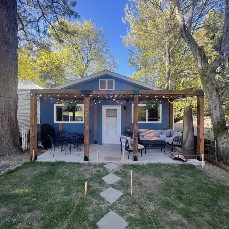 Moonlight Cottage is located on Main. Just a minutes walk to anywhere in Lava