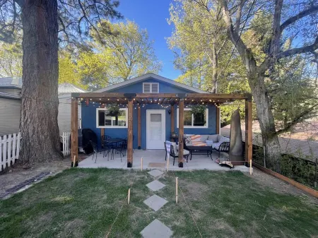 Moonlight Cottage is located on Main. Just a minutes walk to anywhere in Lava