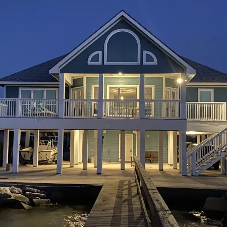 Sunset Cove-4 BR, 2 1/2 BA Waterfront Home. Sleeps 12-Private pier!