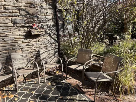 Comfy Tudor in suburban setting, 5mi from Center City Philadelphia. Coffee bar!