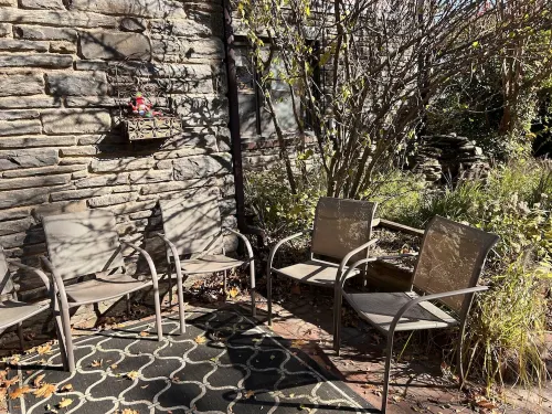 Comfy Tudor in suburban setting, 5mi from Center City Philadelphia. Coffee bar!