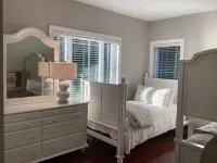 Historic Haven Across From Puget Sound High Speed Internet. Hôtels à : Hansville