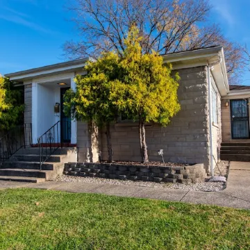 Relax, min from Louisville, Pet friendly, Entire house- fenced in backyard.