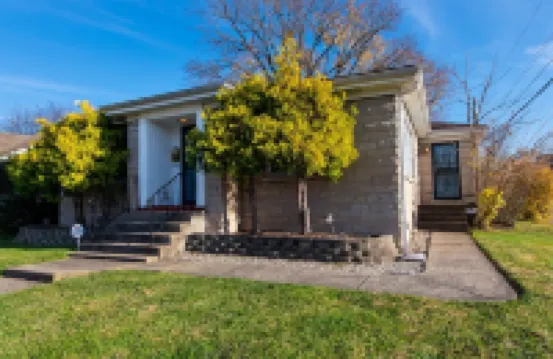 Relax, min from Louisville, Pet friendly, Entire house- fenced in backyard.