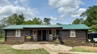 Log Cabin Retreat/Pet Friendly: Lake, Golf & Wine