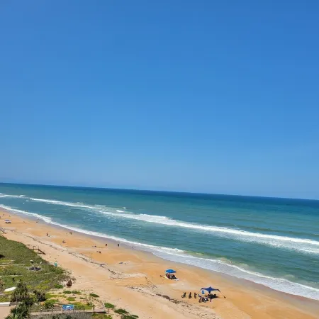 Bobby's oceanfront   2 king suites and bunk beds condo