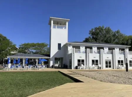 Sweet Inn Coach House near beautiful beach on Lake Michigan in Beachwalk