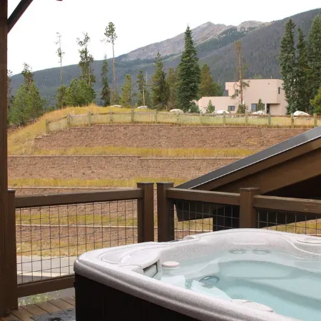 Luxury Condo, Private Hot Tub, Perfectly Located
