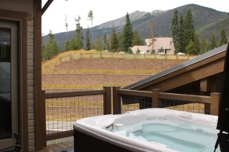 Luxury Condo, Private Hot Tub, Perfectly Located