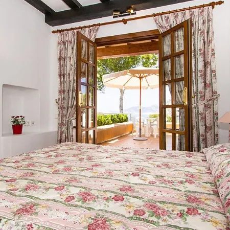 Beautiful Villa with Private Pool and Garden, Sea Views