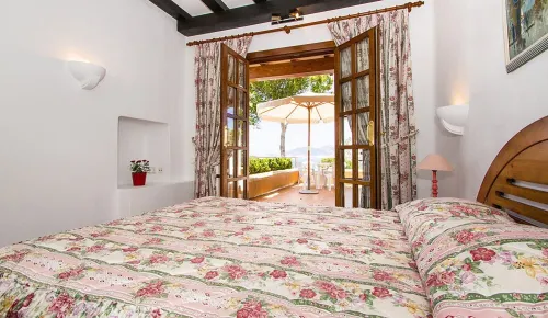 Beautiful Villa with Private Pool and Garden, Sea Views