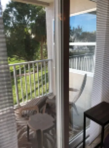 Spectacular Views of Melbourne Harbor, Enjoy Boating Activity from your Balcony!