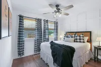 Ms Dot’s 290 Wine Trail Farmhouse-Downtown- Fire Pit - Covered Patio