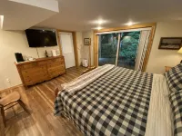 Carolina CREEKSIDE Cabin - Fire Pit & HOT TUB on the Creek - Easy Access